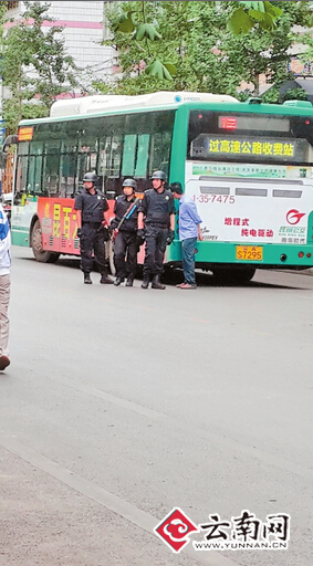 公交左后车窗疑被子弹击中，裂成网状。记者 王磊 摄