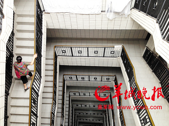 　　一位老人家正在艰难地爬楼梯