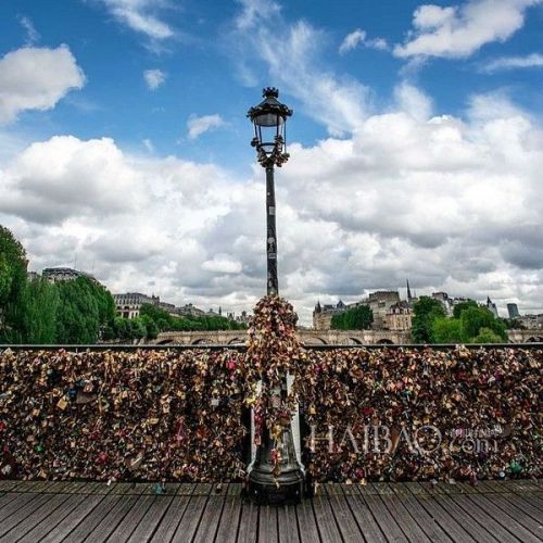 挂满爱情锁的巴黎艺术桥 (Pont des Arts Bridge)