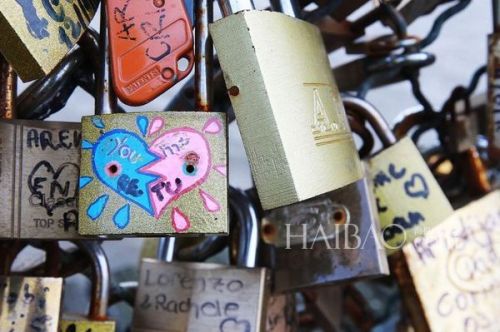 挂满爱情锁的巴黎艺术桥 (Pont des Arts Bridge)