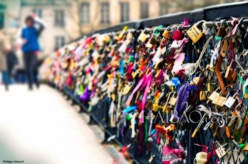 挂满爱情锁的巴黎艺术桥 (Pont des Arts Bridge)