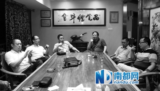 6月10日，南海翰天科技城品觉烟斗会，斗友们聚在一起谈天。