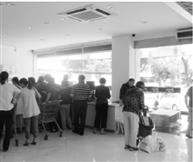 在史翠英中山东路店，十多位顾客挤在收银台前等着结账。