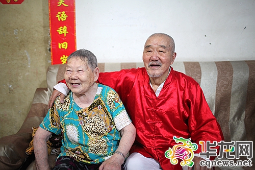 这对70多年婚姻生活的“白金婚”夫妇，告诉年轻人，婚姻生活一定要学会互相照顾、包容，日子才能长长久久。记者 李裕锟 摄