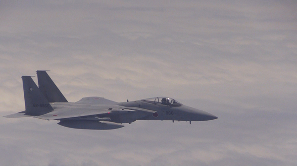 图为跟踪中国图-154飞机的日本自卫队F-15战斗机。图片来源：国防部网站