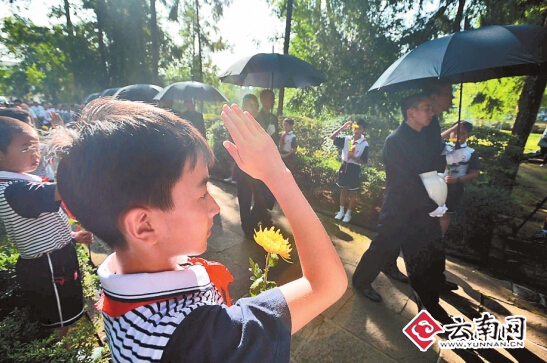 少先队员列队行队礼