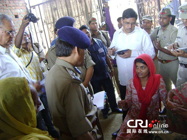 　　当地时间2014年6月12日，印度莫拉达巴德，警方调查现场。据悉当地一名19岁的女孩遭到强奸后被谋杀并悬挂树上。日前一对印度姐妹惨遭轮奸，被杀后尸体悬挂芒果树。图片来源：CFP
