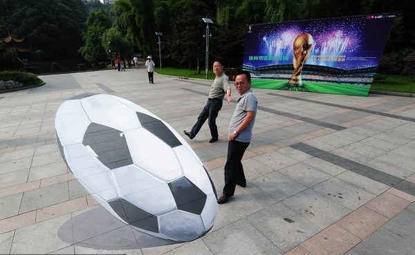 最大3D足球亮相长沙迎接世界杯|长沙|公园