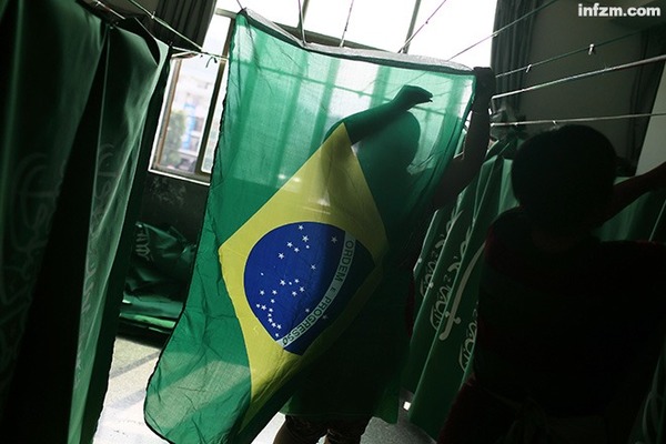 【另眼看球】制作世界杯国旗的中国女工|世界