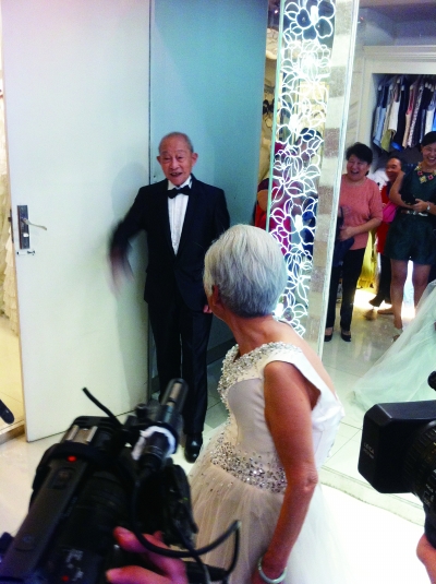 ①67年后,老两口终于补拍了婚纱照。