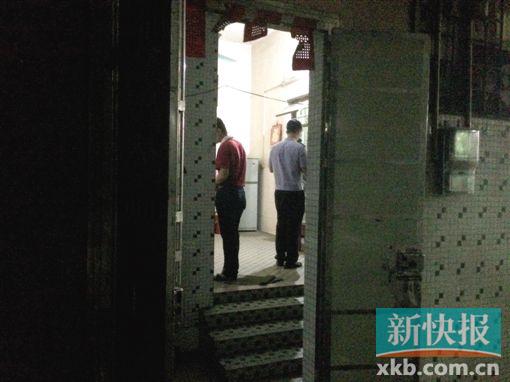 ■民警在事发单元内勘查。新快报记者李辰曦/摄
