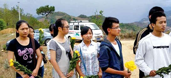 同学们拿着菊花,来蒋明荣家为他送行。供图