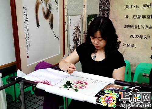 刺绣等传统民间艺术让不少市民大饱眼福。 记者 周梦莹 摄