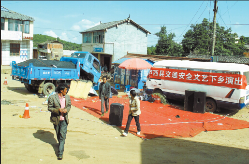 　失控货车直接冲进交通安全文艺下乡演出现场 ■ 记者 王宗林
