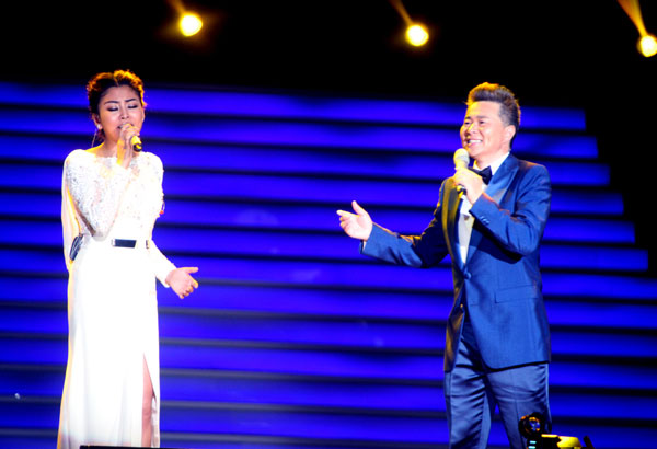 王宏伟演唱会引新潮 阿鲁阿卓千里助唱称虚心