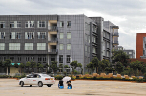 驾校内有学员在练车 ■ 都市时报记者 王小琴
