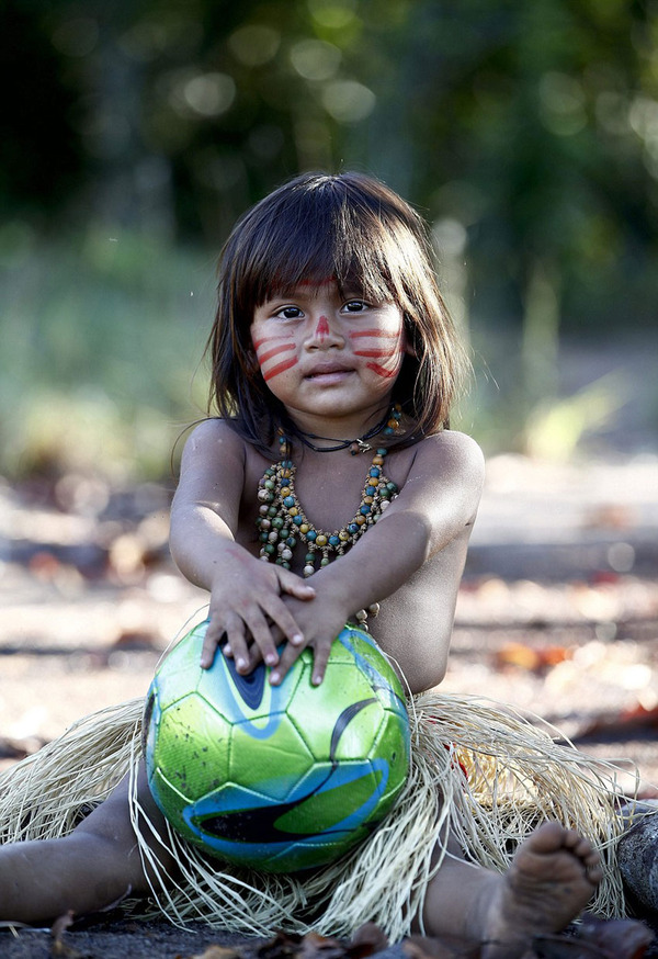 巴西亚马逊丛林部落成员酷爱足球大秀球技(高清组图)|足球|足球运动_凤凰资讯