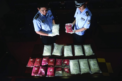 6月16日,长沙市公安局禁毒支队,民警展示缴获的冰毒和麻古。图/记者辜鹏博