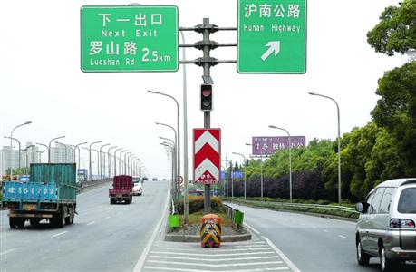□路口安装的黄闪灯 /晨报记者 殷立勤