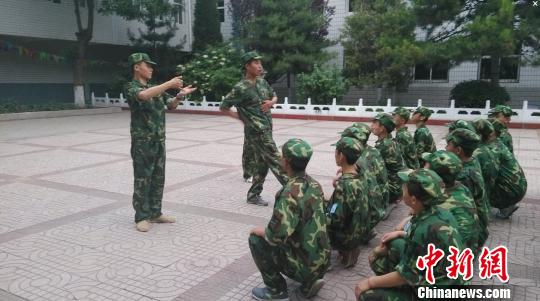 口令无声 张家口特教学校学生靠手语接受军训