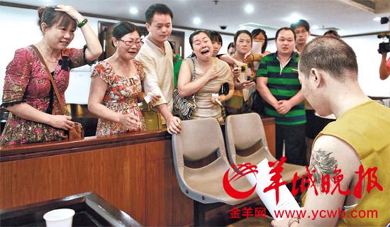 　　被告人郑某在宣判后与家属道别 羊城晚报记者周巍摄