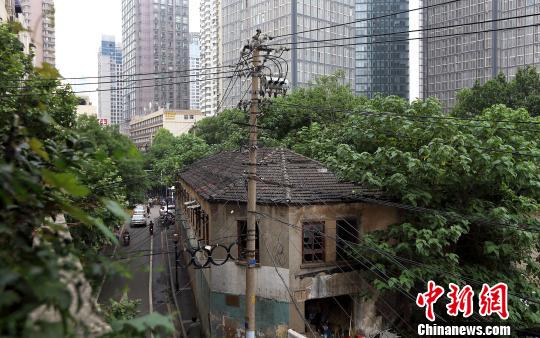 老建筑内垃圾成堆 泱波 摄-图片版权归原作者所有