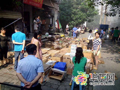 消防正在清理现场 记者 庞可 摄