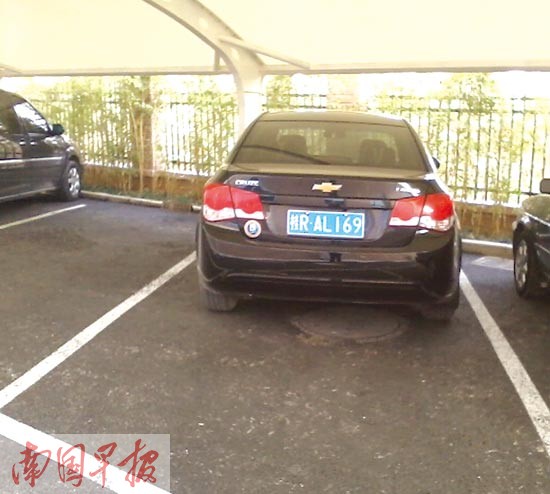 5月，该车仍停放在贵港市审计局覃塘办事处。网友供图