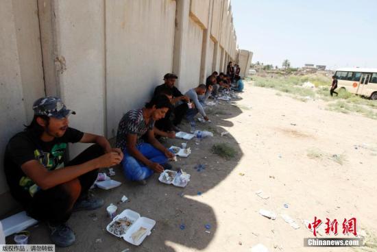 伊拉克叛军开始攻打一主要炼油厂 摧毁多个油