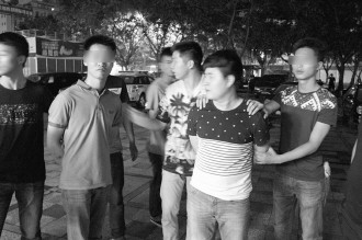 　　图为广东省一起特大网络赌博案的涉案人员被警方带离。李绪帅　摄