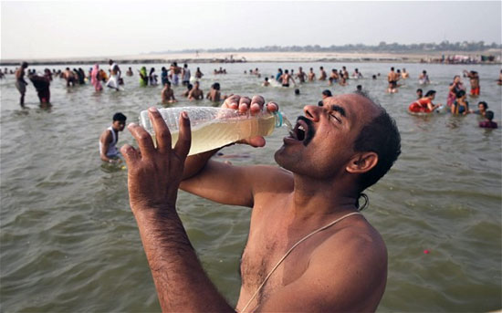 　　一男人在饮用恒河中的水（网页截图）