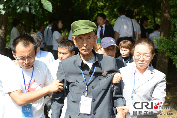参加追荐仪式的中国远征军老战士