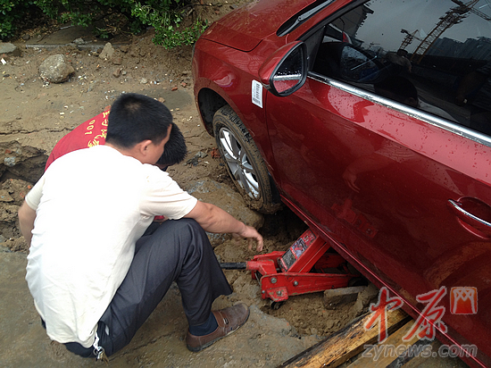 救援人员正在帮助车辆脱困