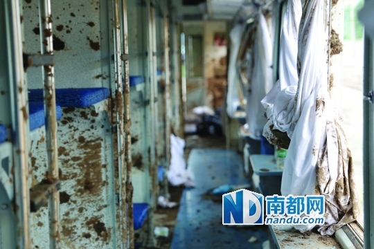 ↓车窗被打破，车内一片狼藉。南都记者 张志韬 摄