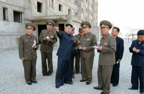 据朝中社报道，朝鲜最高率领人金正恩考察卫星科学家年夜街培植情形。