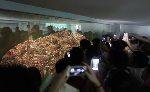 房产商和物业公司经理参加广州垃圾分类万人行