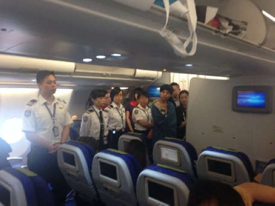 截至昨日中午12时,乘客仍然滞留在飞机上,香港航空机组人员则准备全部下机。(照片由乘客提供)