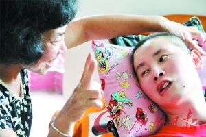 绍泉躺在床上,已可斜视母亲。 实习生郑凯夫 记者莫伟浓摄