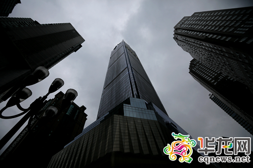 今日天空的云雾较低，流动的云雾让好心市民误认为失火报警，现云雾已经被风渐渐驱散。记者 李裕锟 摄