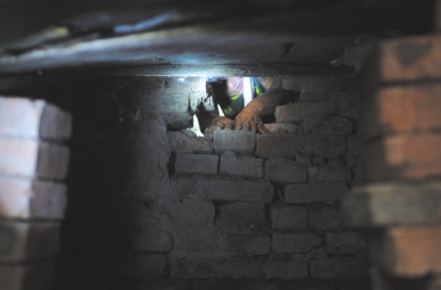 　　⑥陈付氏家围墙曾被“掏洞”。