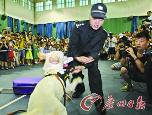 “兰德”搜到毒品，得到训导员奖励。