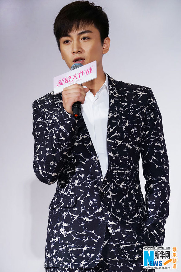 　　陈晓婚前牵手新娘做婚检