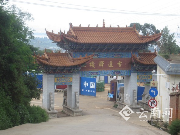 碧鸡关旁边被中铁围挡的标示很明显