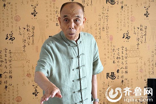 82岁山东快书传承表演入戏:演武松打虎吓自己