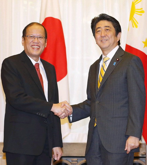 日本辅弼安倍晋三（右）会见菲律宾总统阿基诺三世（网页截图）