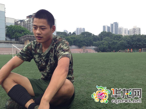 “背影哥”面对镜头有些腼腆。 记者 李裕锟 摄