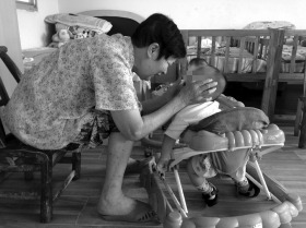 6月19日,常德市福利院,保育员刘玉华正在照顾弃婴。