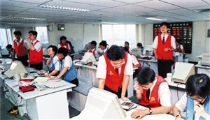 深交所开市之初采用手工竞价和电脑微机辅助交易系统运行的场面.