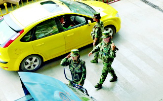 　女兵班3名成员在检查站对过往车辆进行查缉,她们每人每天查车超过300辆。