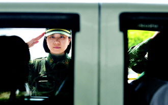 长期在缉毒一线看证件、观表情、查物品、闻气味、找痕迹,缉毒女兵们个个都练就了火眼金睛和一招制敌的缉毒本领。